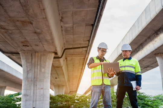 Equipe de engenharia fazendo fiscalização em rodovia