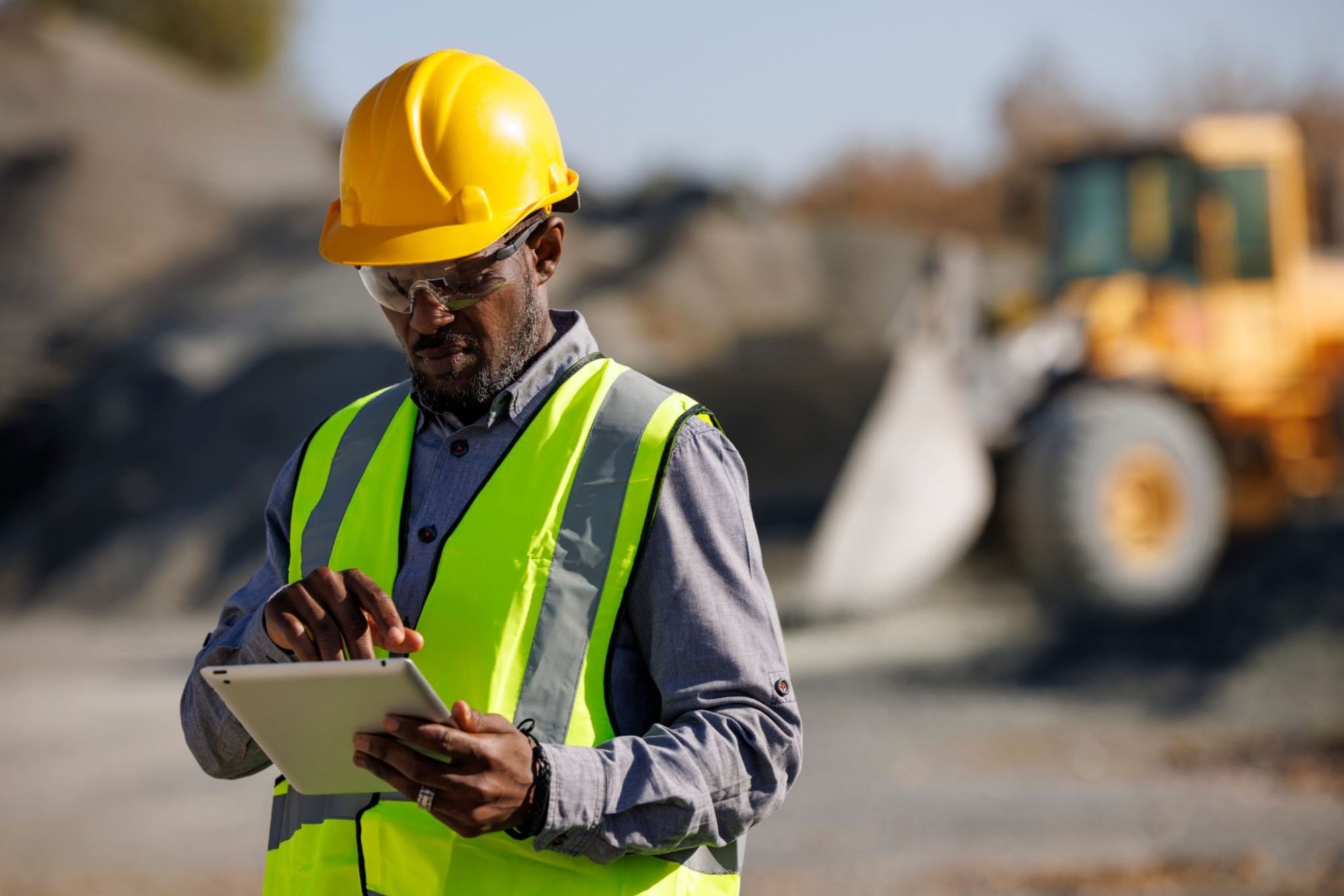 Inspetora de segurança do trabalho revisando checklist em obra